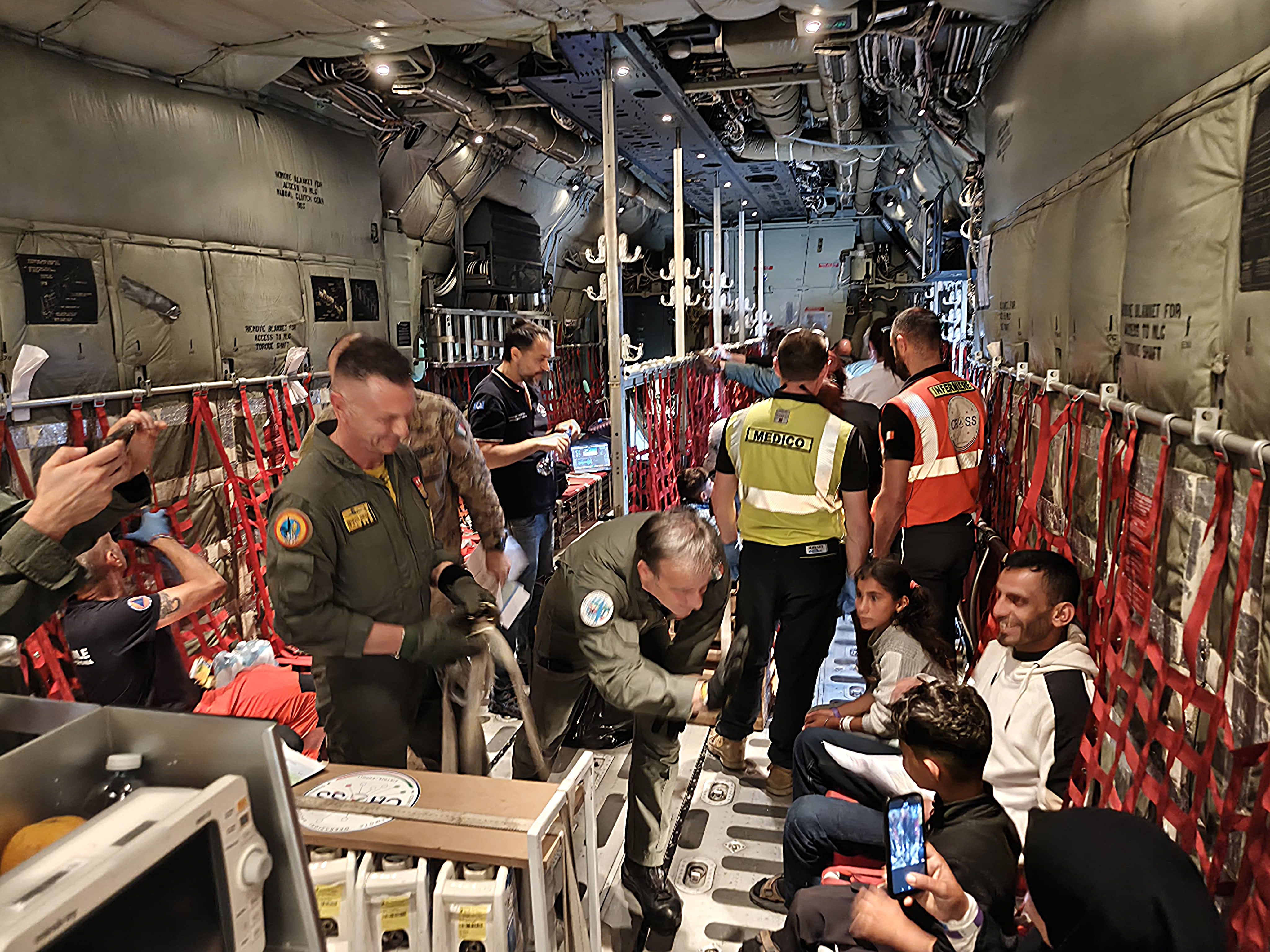 Da Gaza 14 bimbi in Italia per ricevere cure, Cross di Pistoia ...